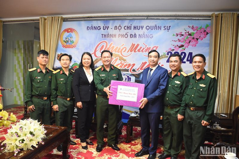 Chủ tịch Ủy ban nhân dân thành phố Đà Nẵng Lê Trung Chinh thăm, chúc tết tại Bộ chỉ huy quân sự thành phố chiều 30 Tết.