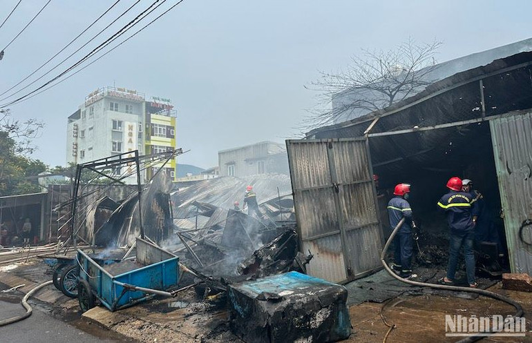 Các ki-ốt bị lửa thiêu trụi hoàn toàn. (Ảnh: ANH ĐÀO)