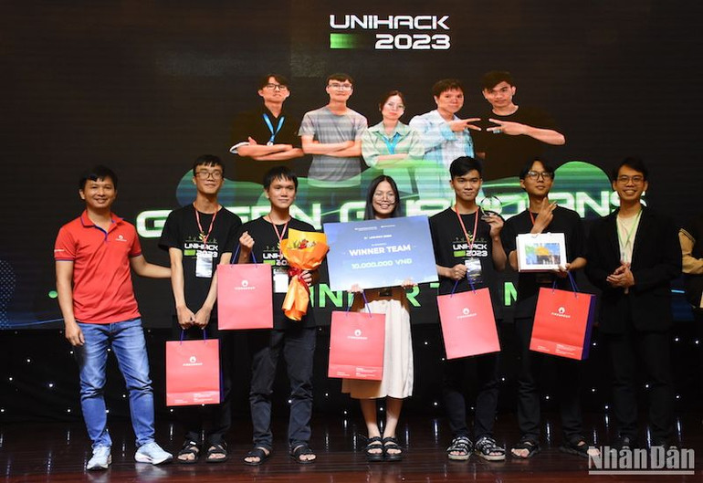 Tổng giải thưởng của Cuộc thi UniHack 2023 gần 500 triệu đồng gồm tiền mặt và các suất học bổng được tài trợ. (Ảnh: ANH ĐÀO)