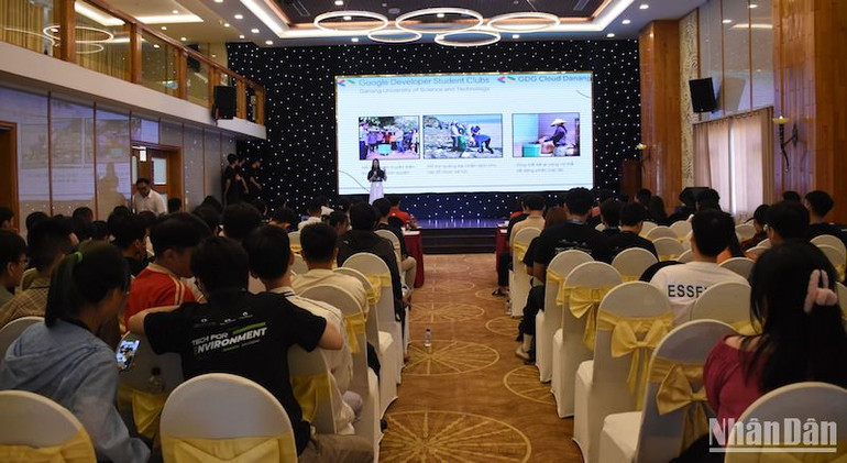 Phần thuyết trình dự án ấn tượng của Đội thi Green Guardians. (Ảnh: ANH ĐÀO)