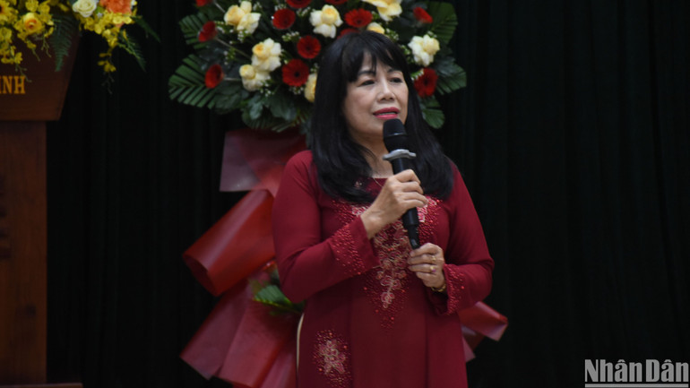 Nhà thơ Đinh Thị Như Thúy với bài thơ Còn nốt nhạc tháng Giêng. (Ảnh: ANH ĐÀO)