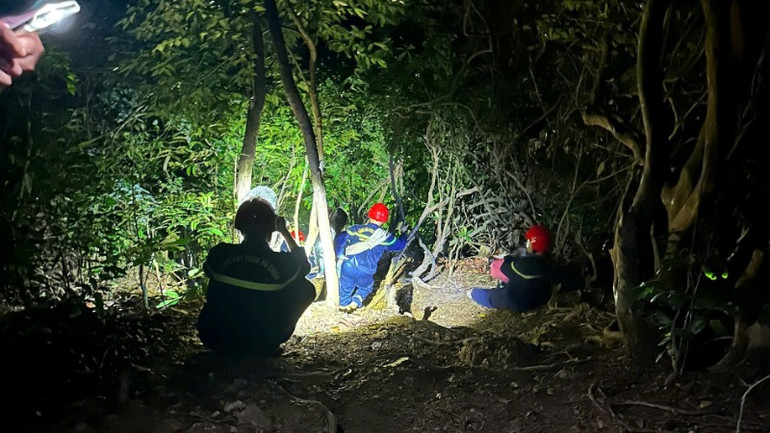 Lực lượng chức năng tiếp cận hiện trường nơi hai nữ du khách đi lạc. (Ảnh: Đồn Biên phòng Sơn Trà cung cấp)