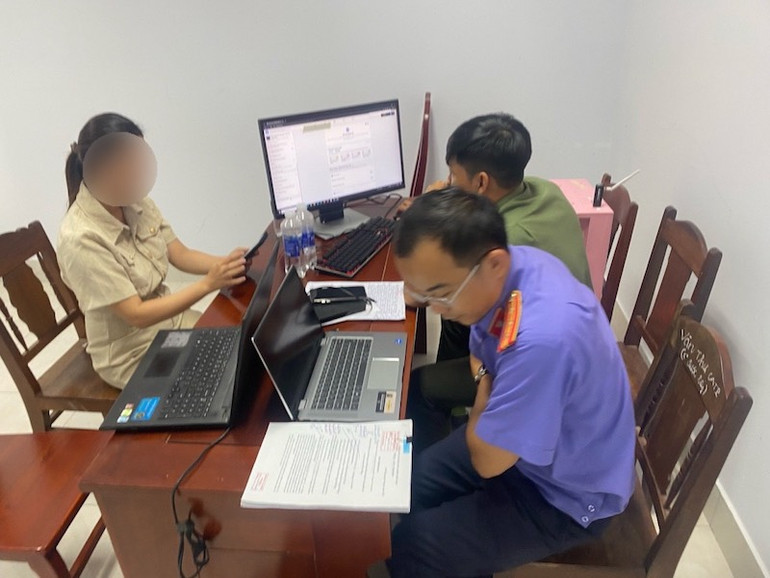 Lực lượng chức năng trao trả nhóm mạng xã hội Facebook “Túy Loan Hội (Mua bán, trao đổi hàng hóa)” cho bà D. Ảnh Công an cung cấp. Lực lượng chức năng trao trả nhóm mạng xã hội Facebook “Túy Loan Hội (Mua bán, trao đổi hàng hóa)” cho bà D. Ảnh Công an cung cấp.