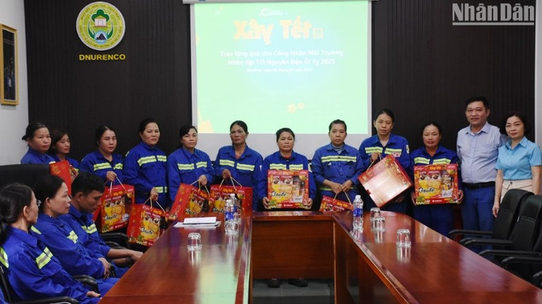 Công đoàn Công ty cổ phần Môi trường đô thị Đà Nẵng trao quà Xây Tết đến các công nhân. (Ảnh: ANH ĐÀO)