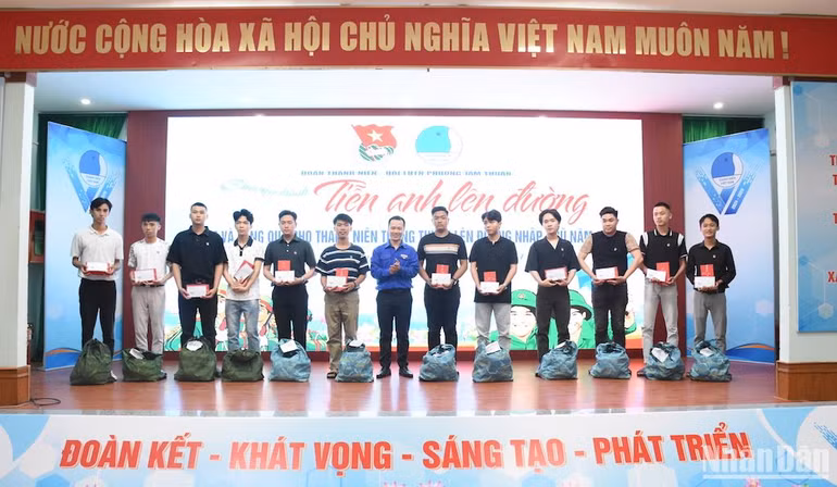 Đồng chí Trần Văn Hiếu, Bí thư Đoàn, Chủ tịch Hội Liên hiệp Thanh niên phường Tam Thuận, trao Huy hiệu Đoàn và quà lưu niệm cho các tân binh trước khi lên đường nhập ngũ chiều ngày 21/2. Ảnh: ANH ĐÀO