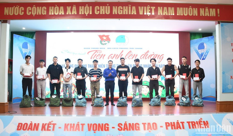 Đồng chí Trần Văn Hiếu, Bí thư Đoàn, Chủ tịch Hội Liên hiệp Thanh niên phường Tam Thuận, trao Huy hiệu Đoàn và quà lưu niệm cho các tân binh trước khi lên đường nhập ngũ chiều ngày 21/2. Ảnh: ANH ĐÀO