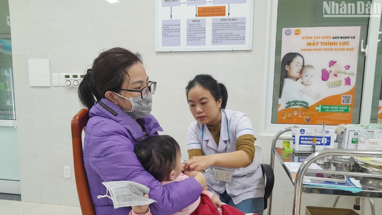 Người dân đưa con đến Trung tâm kiểm soát bệnh tật thành phố Đà Nẵng tiêm tiêm vắc-xin phòng cúm mùa. (Ảnh: L.HÙNG) Người dân đưa con đến Trung tâm kiểm soát bệnh tật thành phố Đà Nẵng tiêm tiêm vắc-xin phòng cúm mùa. (Ảnh: L.HÙNG)