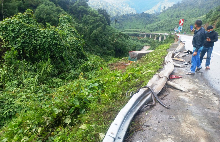 Chiếc xe đâm gãy rào chắn, lao xuống vực, ảnh Công an cung cấp