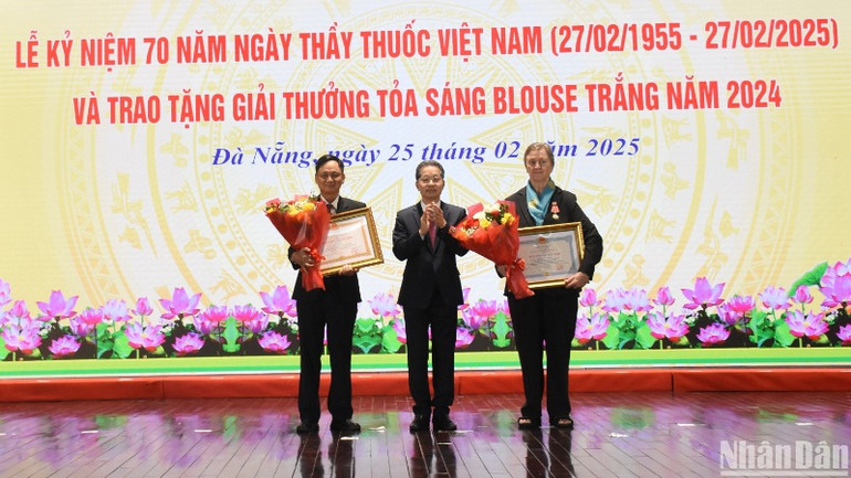 Đồng chí Nguyễn Văn Quảng, Ủy viên Ban Chấp hành Trung ương Đảng, Bí thư Thành ủy, Trưởng đoàn Đại biểu Quốc hội đơn vị thành phố Đà Nẵng trao Huân chương Hữu nghị cho bà Virginia Mary Lockett, Chủ tịch Tổ chức Steady Footsteps (Hoa Kỳ), Tình nguyện viên - Chuyên gia Vật lý trị liệu - Phục hồi chức năng và Huân Chương Lao động hạng Ba cho ông Trần Nguyên Ngọc, Giám đốc Bệnh viện Tâm thần, Sở Y tế thành phố Đà Nẵng. (Ảnh: ANH ĐÀO)