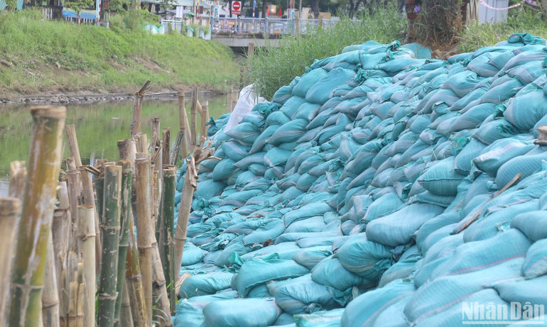 Trước tình trạng nêu trên, người dân địa phương kiến nghị các đơn vị chức năng cần có giải pháp xử lý triệt để nhằm hạn chế hiện tượng lún sụt công trình kè và đảm bảo an toàn tính mạng người dân. Trước tình trạng nêu trên, người dân địa phương kiến nghị các đơn vị chức năng cần có giải pháp xử lý triệt để nhằm hạn chế hiện tượng lún sụt công trình kè và đảm bảo an toàn tính mạng người dân.