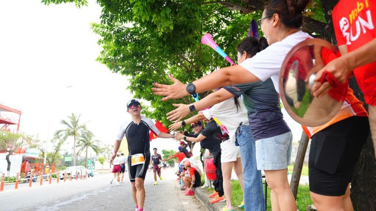 Các vận động viên tham gia sự kiện được người dân Đà Nẵng chào đón nhiệt tình trên các tuyến đường diễn ra các nội dung thi đấu. (Ảnh: ANH ĐÀO) Các vận động viên tham gia sự kiện được người dân Đà Nẵng chào đón nhiệt tình trên các tuyến đường diễn ra các nội dung thi đấu. (Ảnh: ANH ĐÀO)