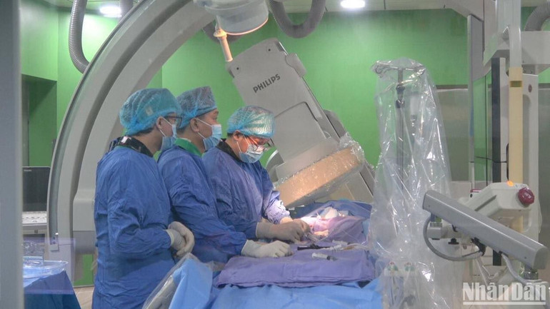 Bệnh viện Đà Nẵng không ngừng nâng cao trình độ chuyên môn, áp dụng kỹ thuật y khoa chuyên sâu trong điều trị, chăm sóc sức khỏe người bệnh. (Ảnh: ANH ĐÀO)