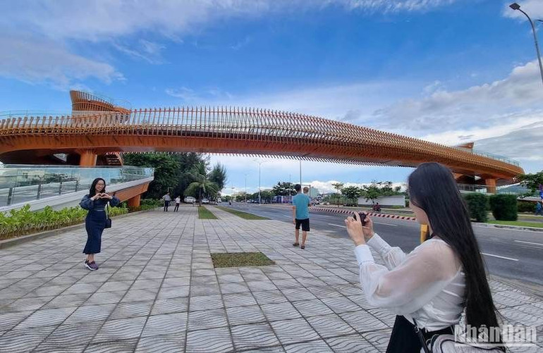 Những bạn trẻ đầu tiên check in tại cầu vượt chiều ngày 1/7. (ẢNH: ANH ĐÀO)