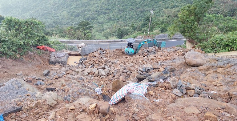 Các vị trí sạt lở nghiêm trọng trên đèo Hải Vân đang được đơn vị thi công gấp rút khắc phục. (Ảnh: V.N) Các vị trí sạt lở nghiêm trọng trên đèo Hải Vân đang được đơn vị thi công gấp rút khắc phục. (Ảnh: V.N)