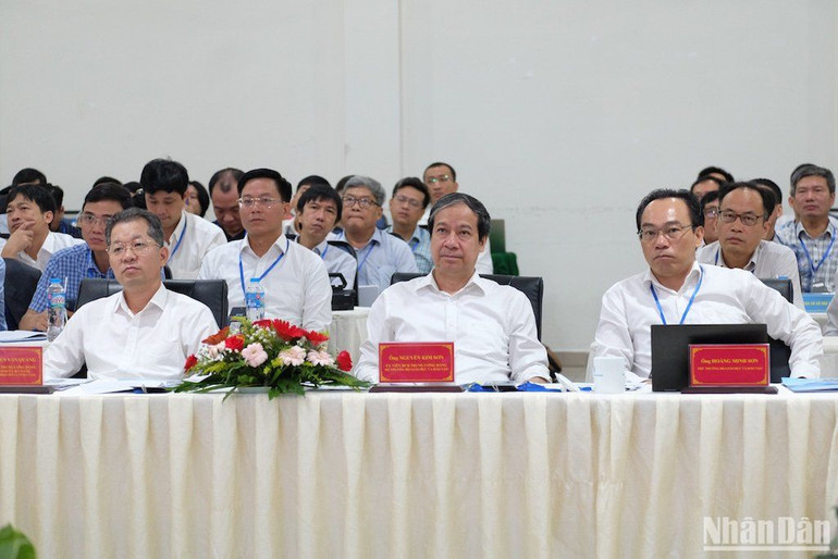 Bí thư Thành ủy Đà Nẵng Nguyễn Văn Quảng, Bộ trưởng Giáo dục-Đào tạo Nguyễn Kim Sơn chủ trì hội thảo. (Ảnh ANH ĐÀO)