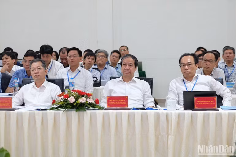 Bí thư Thành ủy Đà Nẵng Nguyễn Văn Quảng, Bộ trưởng Giáo dục-Đào tạo Nguyễn Kim Sơn chủ trì hội thảo. (Ảnh ANH ĐÀO) Bí thư Thành ủy Đà Nẵng Nguyễn Văn Quảng, Bộ trưởng Giáo dục-Đào tạo Nguyễn Kim Sơn chủ trì hội thảo. (Ảnh ANH ĐÀO)