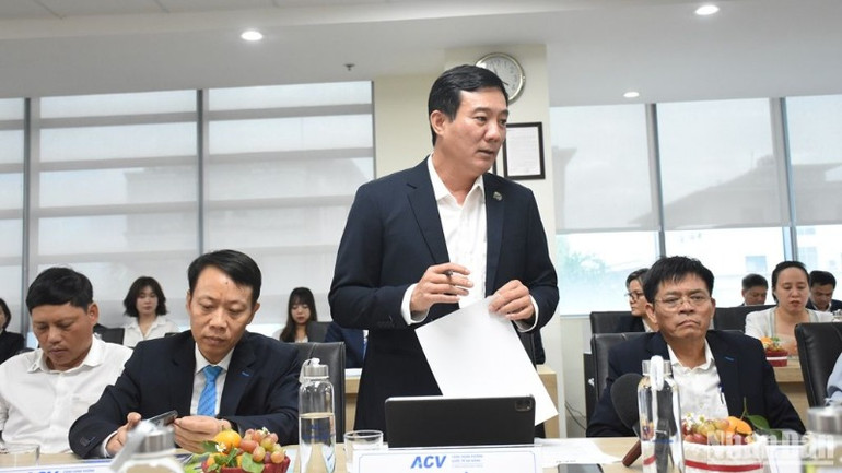 Ông Phan Kiều Hưng – Giám đốc Cảng Hàng không quốc tế Đà Nẵng thông tin về các Dự án trọng điểm sẽ được đơn vị triển khai trong năm 2025. (Ảnh: ANH ĐÀO)