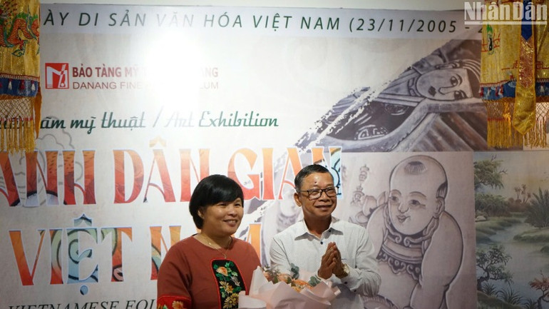 Tiến sỹ Nguyễn Thị Thu Hòa nhận hoa cảm ơn từ Giám đốc Bảo tàng Mỹ thuật Đà Nẵng Hà Thanh Vân. (Ảnh: ANH ĐÀO)