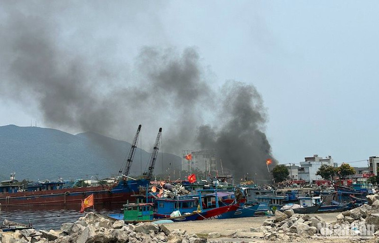 Vụ cháy xảy ra ngay cạnh khu vực neo đậu tàu cá của ngư dân tại Âu thuyền Thọ Quang. (Ảnh: ANH ĐÀO)