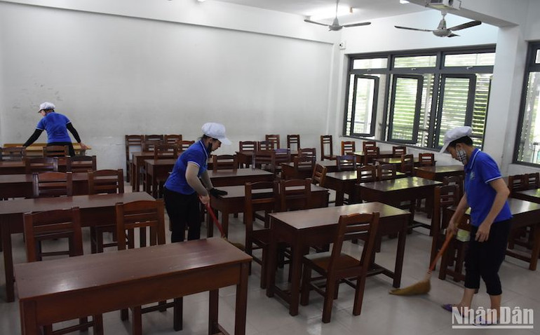 Các điểm thi tiến hành dọn vệ sinh phòng thi, lau bàn ghế, kiểm tra hệ thống điện, quạt... (Ảnh: ANH ĐÀO)