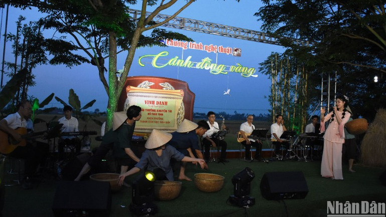 Mỗi một tiết mục trong chương trình nghệ thuật "Cánh đồng vàng" đều mang lại cho người xem nhiều cảm xúc, đưa người xem trở về ký ức tuổi thơ đầy ngọt ngào qua những ca khúc như Hạt gạo làng ta; Em đưa cơm cho mẹ em đi cày... (Ảnh: ANH ĐÀO)