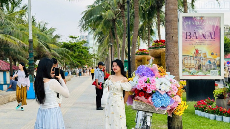 Các bạn trẻ thích thú check-in trên Đường hoa biển Đà Nẵng chiều 30/4. (Ảnh: ANH ĐÀO) Các bạn trẻ thích thú check-in trên Đường hoa biển Đà Nẵng chiều 30/4. (Ảnh: ANH ĐÀO)