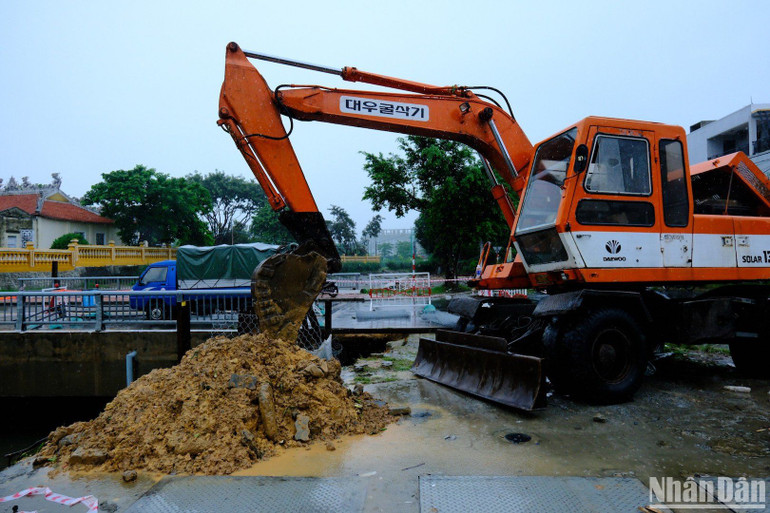 Mưa nên việc thi công khắc phục sạt lún gặp khó khăn.