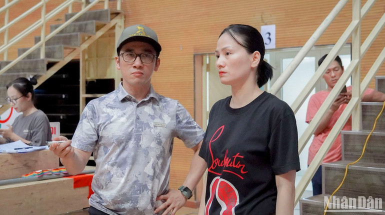 Nghệ sĩ Ưu tú Trần Quang Hào và nghệ sĩ Thu Hoài theo dõi sát sao từng công việc tại các buổi tập luyện, với tất cả tin yêu, nhiệt huyết và đầy sức trẻ, “Asean - Connect to shine bright” sẽ cùng tất cả quý khán giả ngân vang khúc ca chiến thắng, cùng rực sáng ngọn đuốc khát vọng, ngọn đuốc tuổi trẻ ASEAN. (Ảnh ANH ĐÀO)