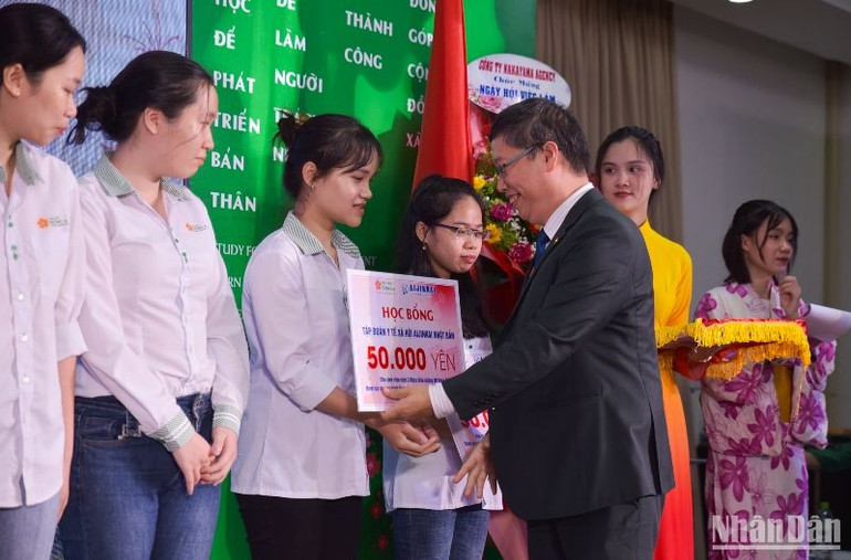 Hơn 530 triệu đồng học bổng đã được các doanh nghiệp, đối tác trao tặng sinh viên tại chương trình. Ảnh: ANH ĐÀO.