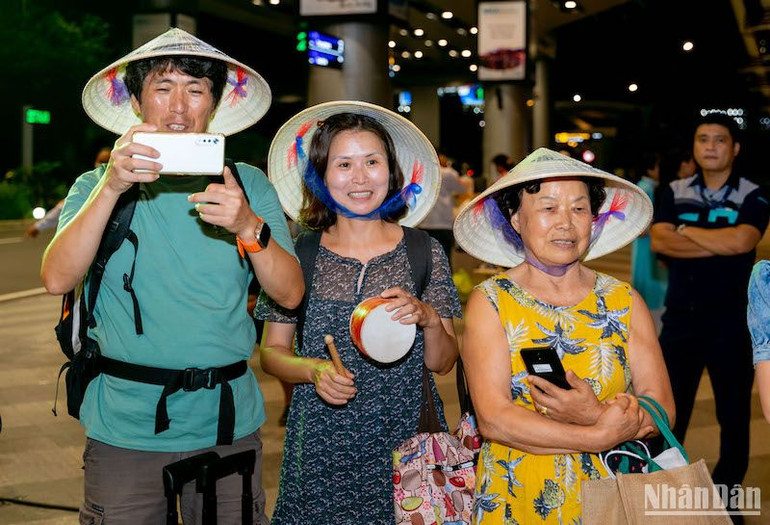 Du khách quốc tế hào hứng với chương trình trung thu Ánh trăng giao hòa. (Ảnh: ANH ĐÀO)