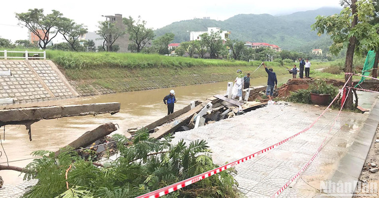 Lực lượng chức năng tiến hành đo đạc lại toàn bộ diện tích bị sạt lún.