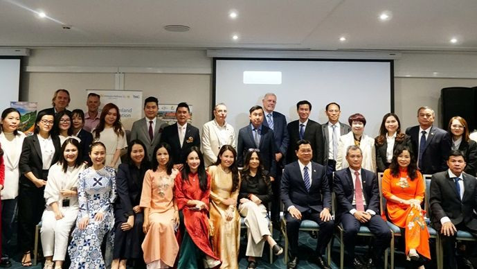 Đoàn công tác thành phố Đà Nẵng chụp ảnh lưu niệm với các đại biểu tham dự hội thảo. (Ảnh: Sở Du lịch Đà Nẵng cung cấp)