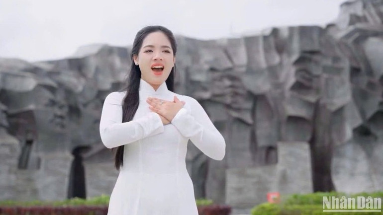 Ca sĩ Lý Ánh Nguyên thể hiện ca khúc Người mẹ Quảng Nam, sáng tác của nhạc sĩ Doãn Nho, quay tại Quần thể tượng đài Bà mẹ Việt Nam Anh hùng. (Ảnh: ANH ĐÀO) Ca sĩ Lý Ánh Nguyên thể hiện ca khúc Người mẹ Quảng Nam, sáng tác của nhạc sĩ Doãn Nho, quay tại Quần thể tượng đài Bà mẹ Việt Nam Anh hùng. (Ảnh: ANH ĐÀO)