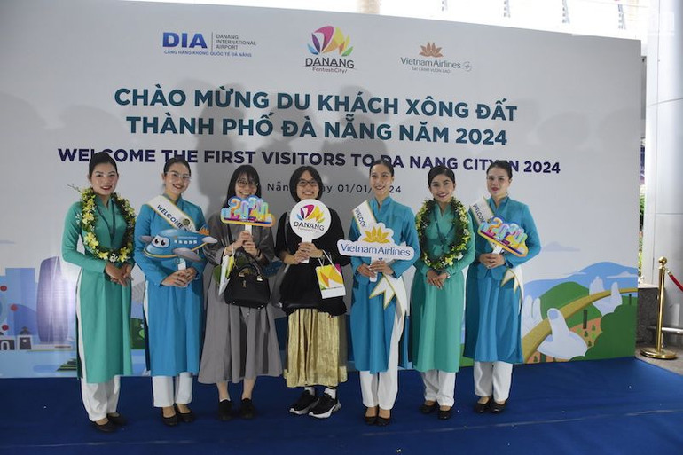 Du khách Hàn Quốc chụp ảnh lưu niệm khi đặt chân đến Sân bay quốc tế Đà Nẵng. (Ảnh ANH ĐÀO)