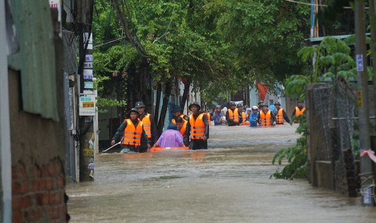 Hàng trăm cán bộ, chiến sĩ túc trực di dời dân ra khỏi vùng ngập lũ trưa ngày 14/10.