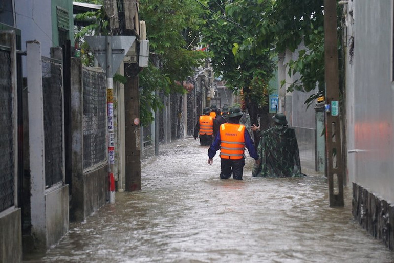 Ngoài lực lượng cứu hộ, người dân không được phép di chuyển vào đường Mẹ Suốt.