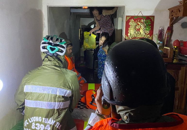 Hơn 5.000 người dân được sơ tán trong đêm 13/10.