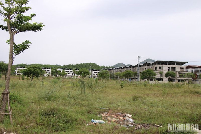 Hiện trạng loạt biệt thự bỏ hoang, ảnh chụp ngày 2/8. (Ảnh: ANH ĐÀO) Hiện trạng loạt biệt thự bỏ hoang, ảnh chụp ngày 2/8. (Ảnh: ANH ĐÀO)