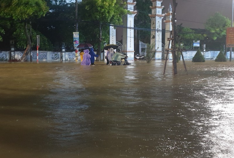 Nhiều khu vực tại Đà Nẵng ngập sâu đêm 13/10.