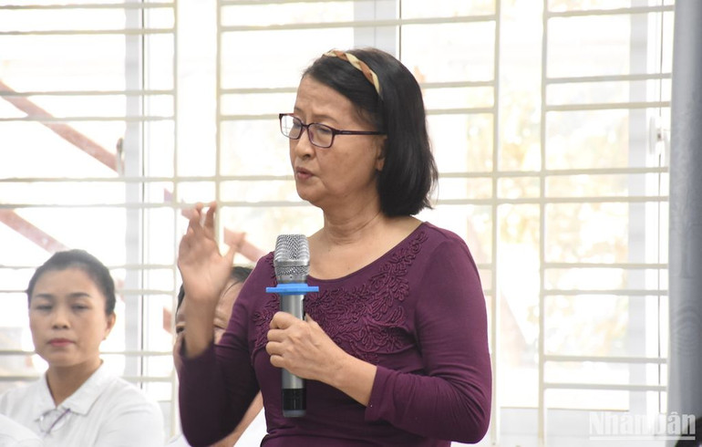 Nhà văn Quế Hương chia sẻ nhiều cảm xúc, trăn trở của bản thân khi đặt bút viết các tác phẩm cho thiếu nhi. (Ảnh: ANH ĐÀO)