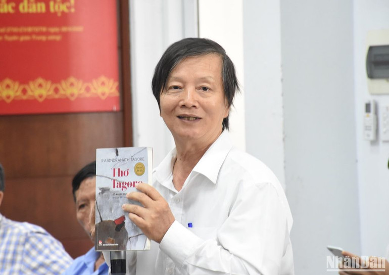 Nhà thơ - dịch giả Bùi Xuân với nhiều tác phẩm văn học dịch do Nhà xuất bản Kim Đồng in, phát hành trong những năm qua. (Ảnh: ANH ĐÀO)