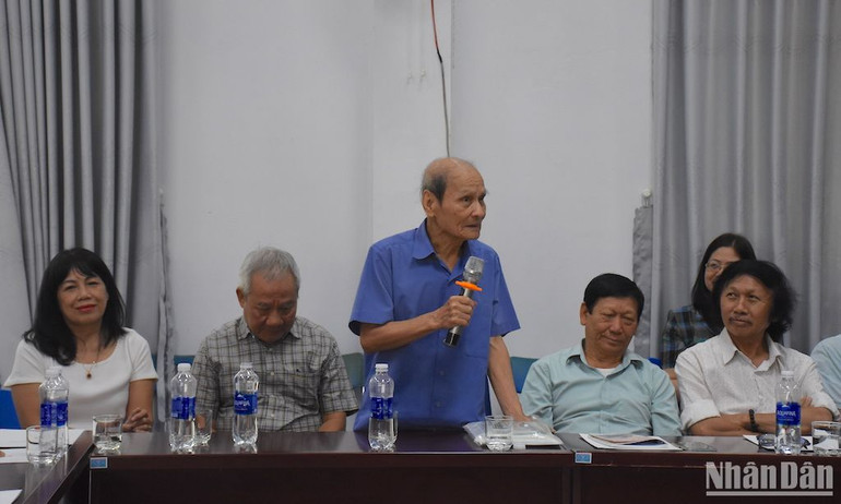 Nhà thơ Thanh Quế, tác giả của nhiều tác phẩm viết cho thiếu nhi, chia sẻ tại buổi gặp gỡ. (Ảnh: ANH ĐÀO)