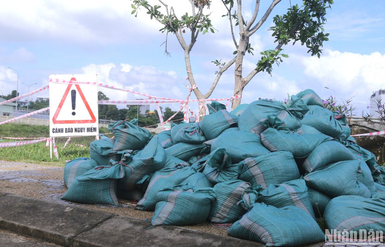 Đây là khu vực đông người dân lưu thông, do đó, lực lượng chức năng đã giăng dây, đặt biển cảnh báo nguy hiểm để hạn chế người dân đến gần khu vực sụt lún. Đây là khu vực đông người dân lưu thông, do đó, lực lượng chức năng đã giăng dây, đặt biển cảnh báo nguy hiểm để hạn chế người dân đến gần khu vực sụt lún.