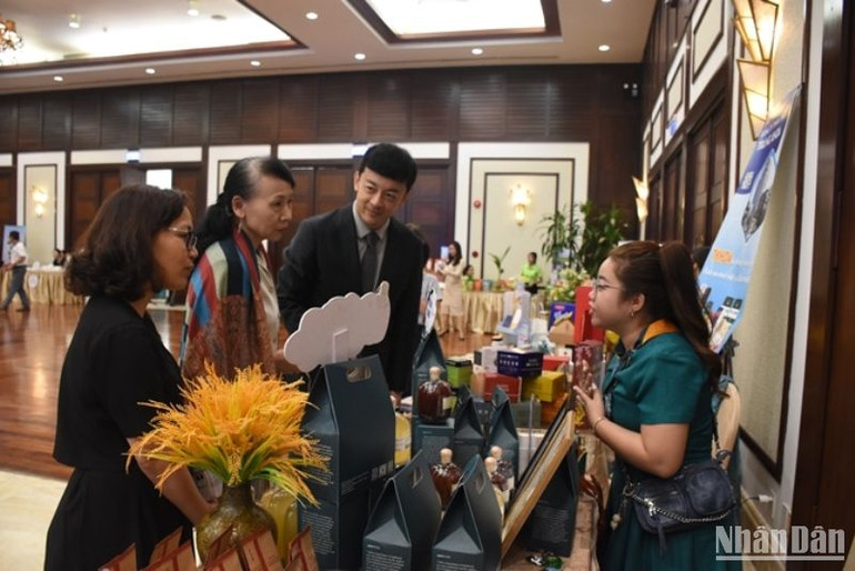 Doanh nghiệp nước ngoài tìm hiểu các sản phẩm tại khu trưng bày, gian triển lãm sản phẩm, hàng hóa xuất khẩu của các doanh nghiệp Việt Nam tại hội nghị. (Ảnh: ANH ĐÀO)