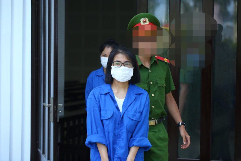 Bị cáo Nguyễn Thị Thanh Nhàn và bị cáo Lê Thị Kim Chi, (Ảnh: A.Đ)