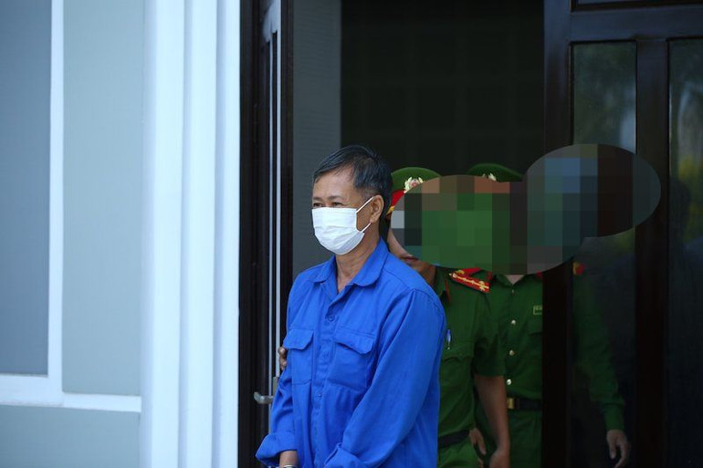 Bị cáo Tôn Thất Thạnh, cựu Giám đốc CDC Đà Nẵng rời toà. (Ảnh: A.Đ)