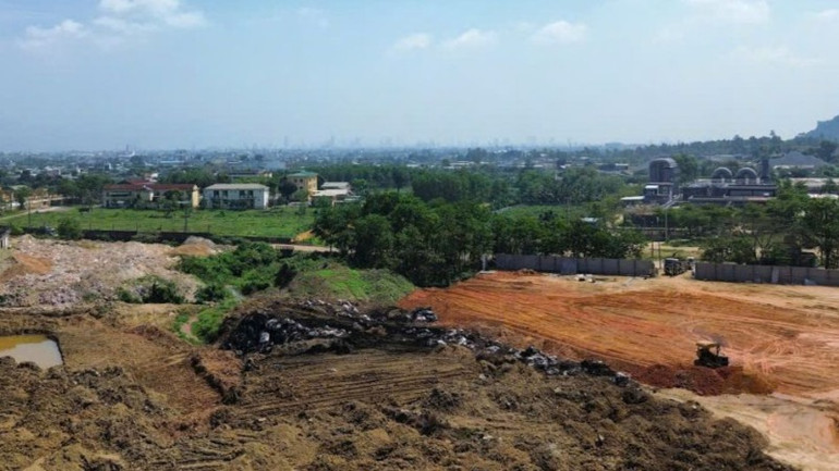 Hàng trăm tấn chất thải rắn được chôn lấp trái phép khi san lấp mặt bằng để triển khai Dự án Nhà máy đốt chất thải rắn phát điện tại Khánh Sơn. (Ảnh: QUỐC DŨNG)