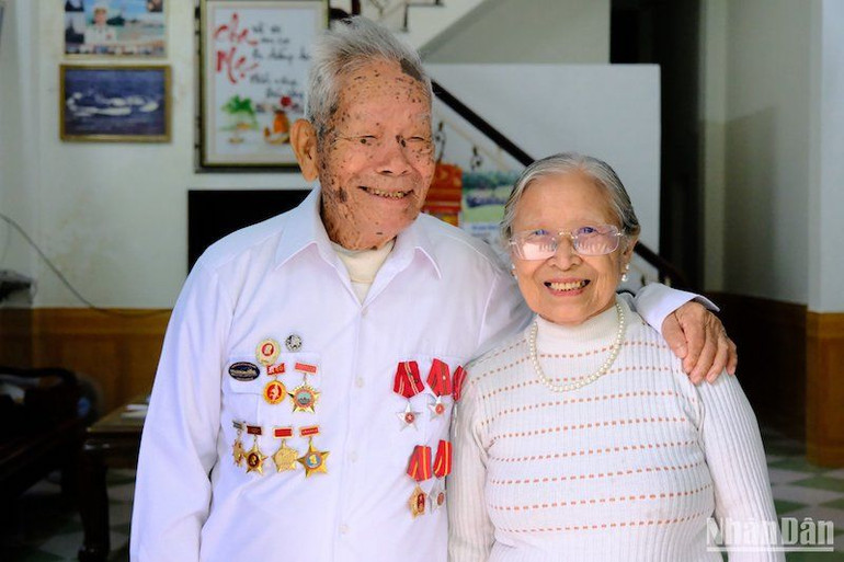 Cựu thuỷ thủ tàu không số Hồ Thăng Nhuận, 101 tuổi, và vợ - bà Nguyễn Thị Diễn.
