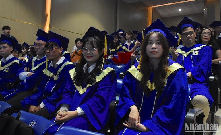 Các sinh viên đạt thành tích xuất sắc, đại diện cho 677 kỹ sư, kiến trúc, cử nhân nhận bằng tốt nghiệp. (Ảnh: ANH ĐÀO)