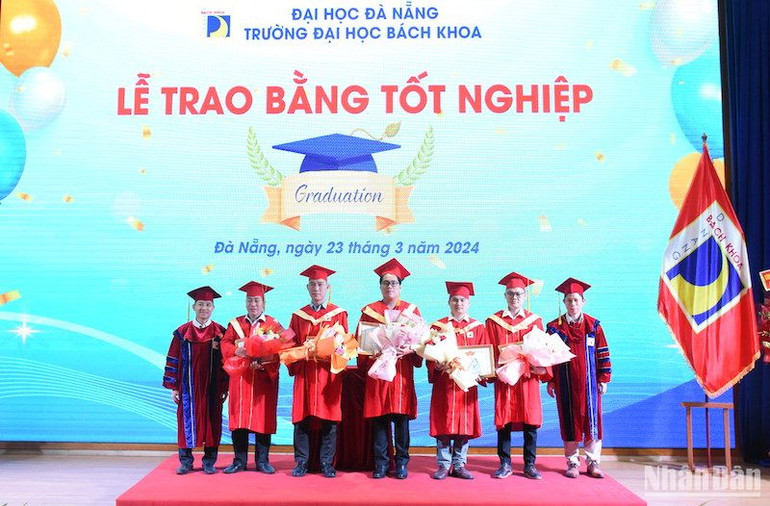 Các học viên cao học đạt thành tích xuất sắc trong nghiên cứu, học tập được khen thưởng của Hiệu trưởng trường Đại học Bách Khoa - Đại học Đà Nẵng. (Ảnh: ANH ĐÀO)